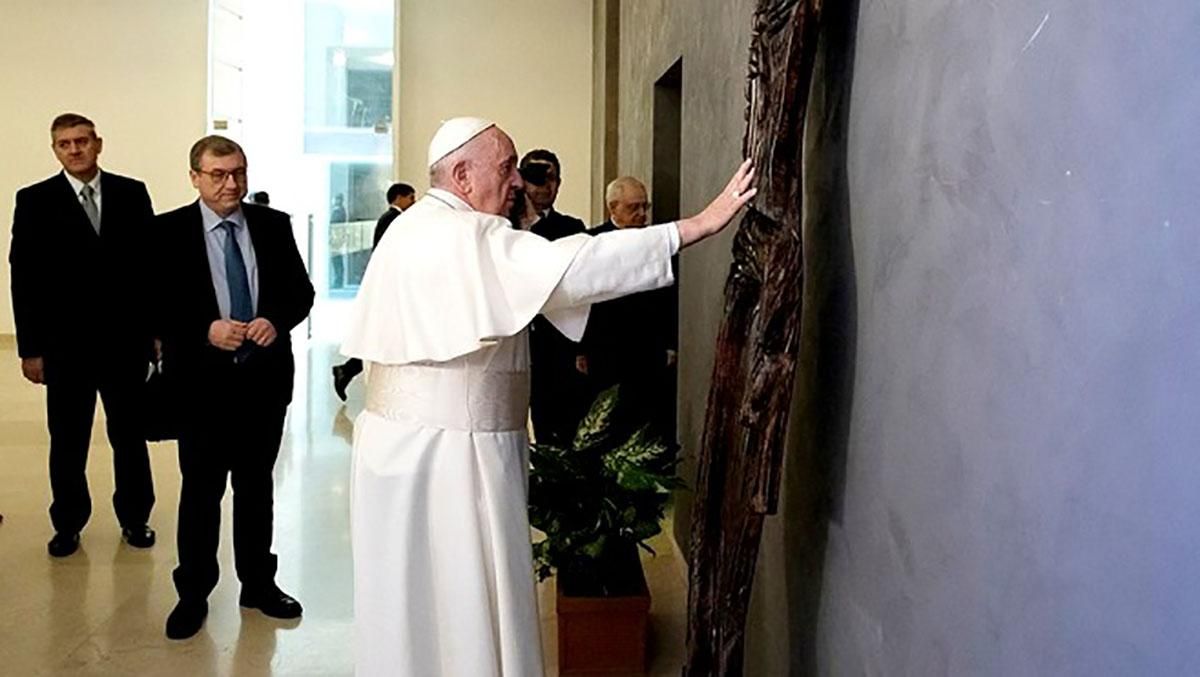 Папе Римскому подарили скульптуру украинского художника: фото Папе Римскому подарили скульптуру украинского художника: фото