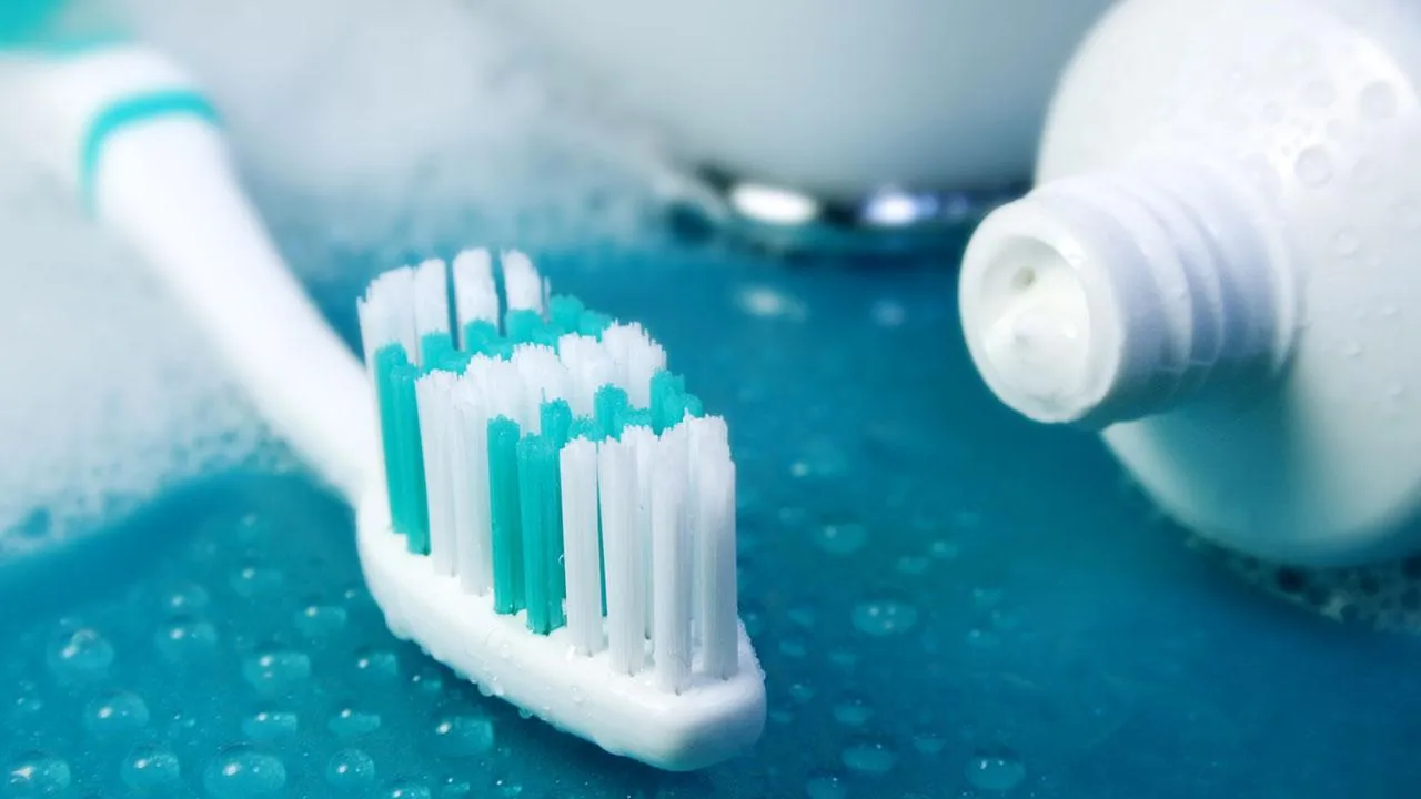 Які компоненти зубної пасти руйнують здоров’я