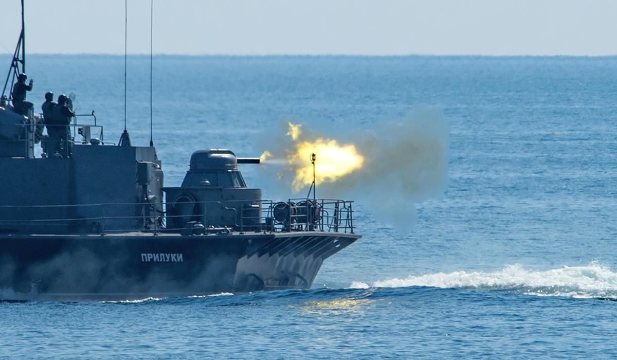 Катер ВМС и корабль НАТО провели стрельбы в Черном море: зрелищные фото и видео