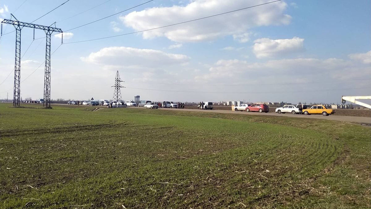 На Донбассе закрыли пропускной пункт из-за вражеского обстрела: есть раненый