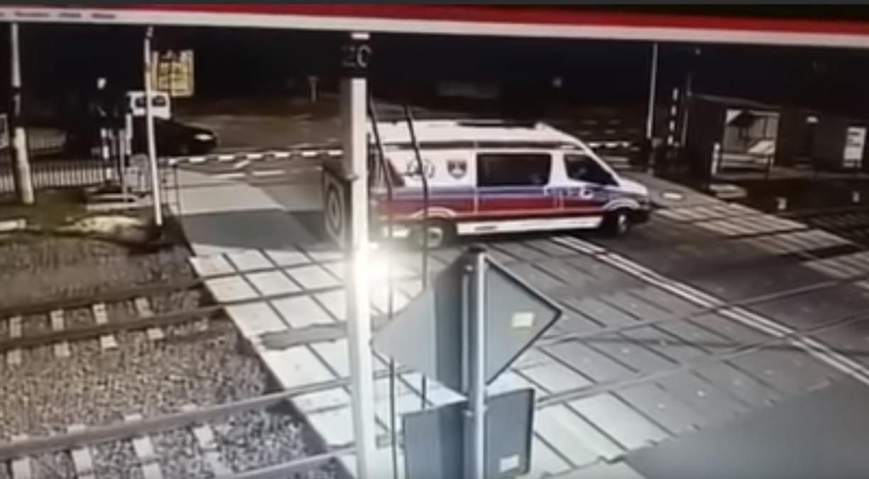 У Польщі поїзд на шаленій швидкості зніс "швидку", є жертви: моторошне відео