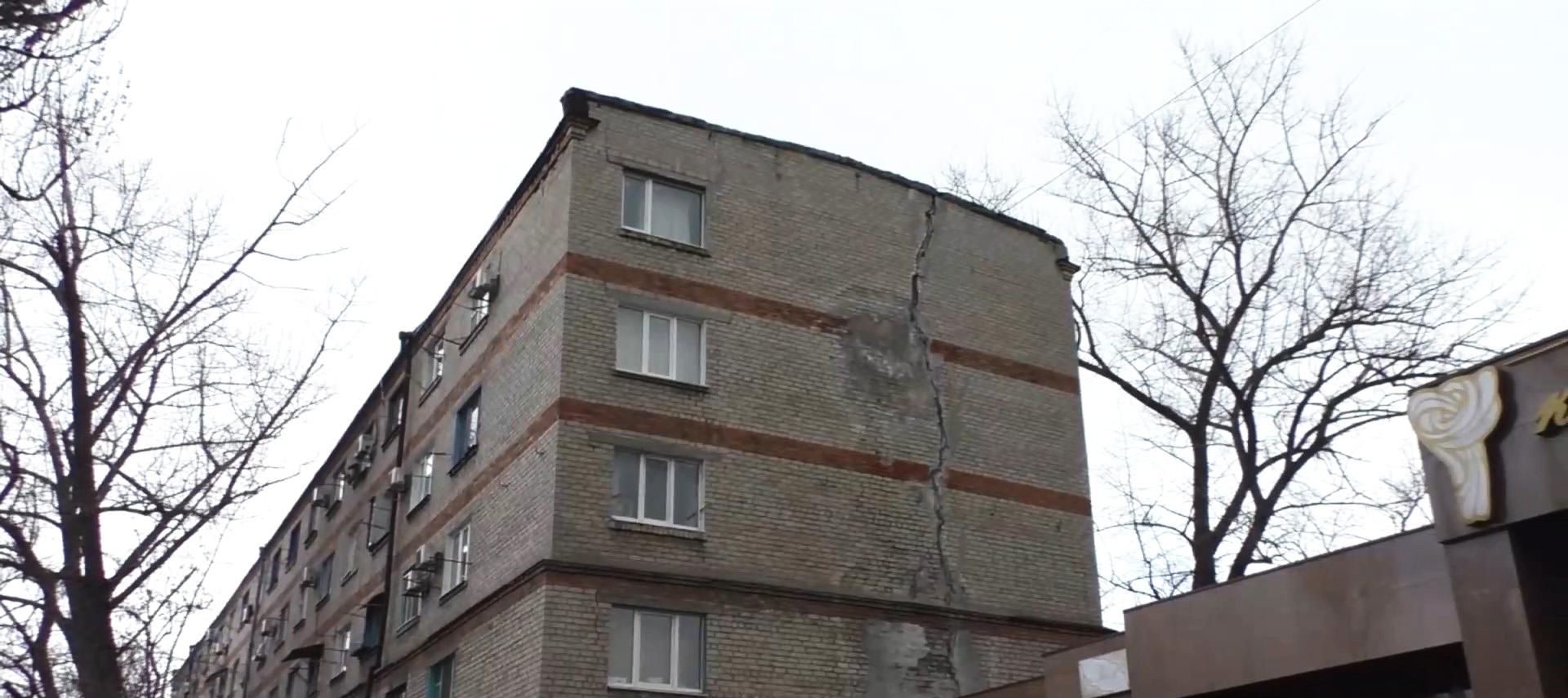В Мариуполе многоквартирный дом треснул пополам: фото и видео В Мариуполе многоквартирный дом треснул пополам: фото и видео