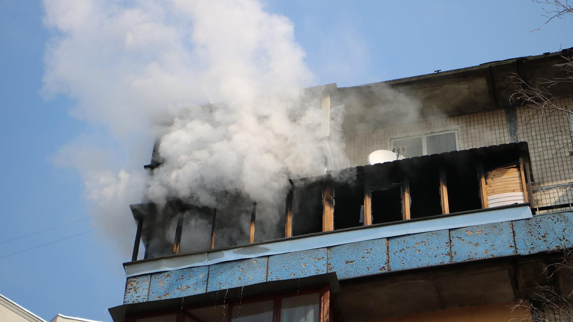 У Києві сталась масштабна пожежа у багатоповерхівці, є загиблий: фото