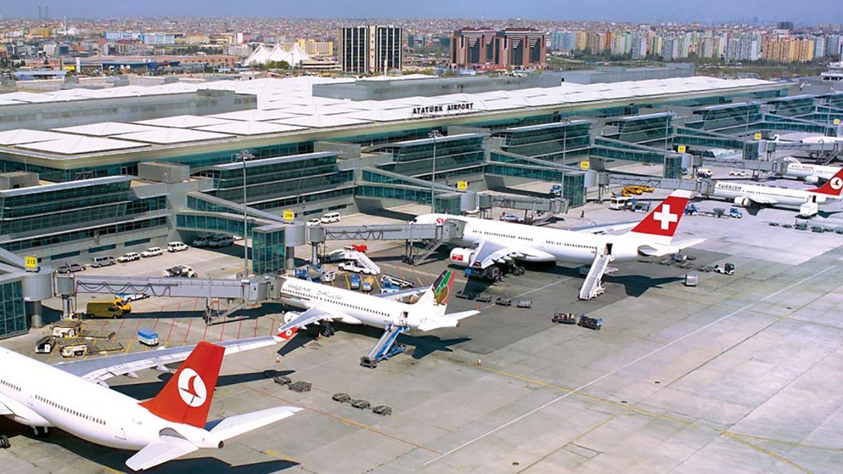Аеропорт імені Ататюрка у Стамбулі закрили для всіх рейсів Аеропорт імені Ататюрка у Стамбулі закрили для всіх рейсів