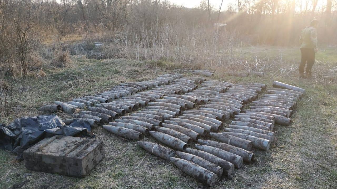 На базі відпочинку на Луганщині знайшли великий сховок зброї окупантів: фото