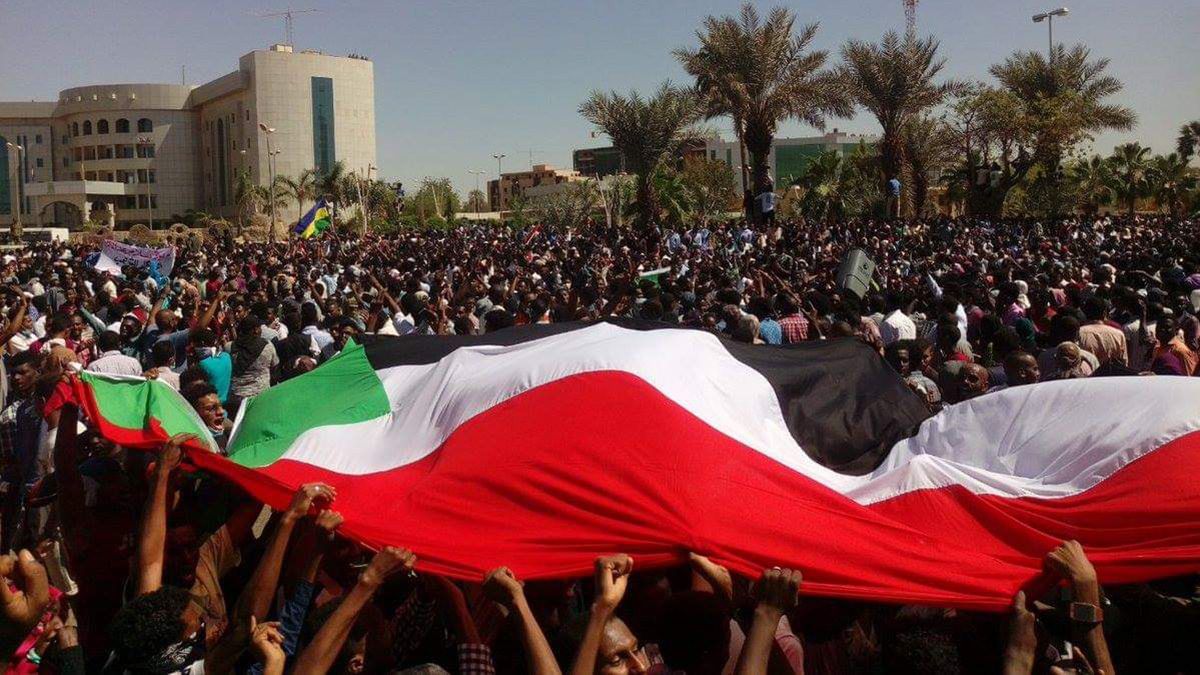У Судані тисячі людей вийшли на масштабний мітинг проти диктатора Омара аль-Башира: фото і відео