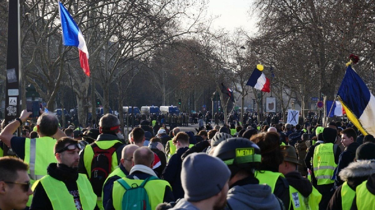 Чисельність "жовтих жилетів" у Франції зменшується Чисельність "жовтих жилетів" у Франції зменшується