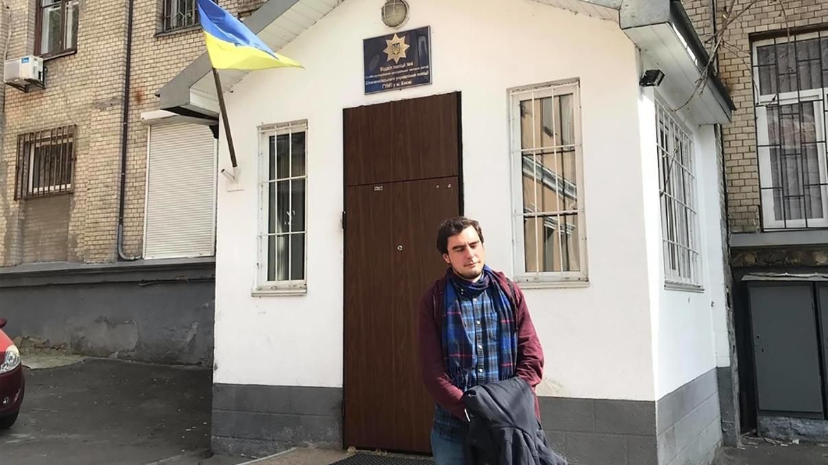 Активіста, що роздавав листівки з компроматом на Зеленського затримали у Києві: МВС все пояснило