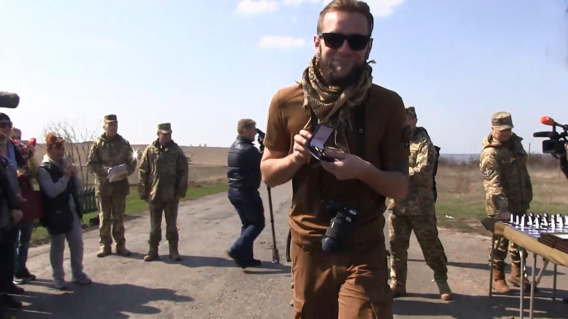 Команду 24 каналу нагородили за об'єктивне висвітлення подій на Сході: відео Команду 24 каналу нагородили за об'єктивне висвітлення подій на Сході: відео