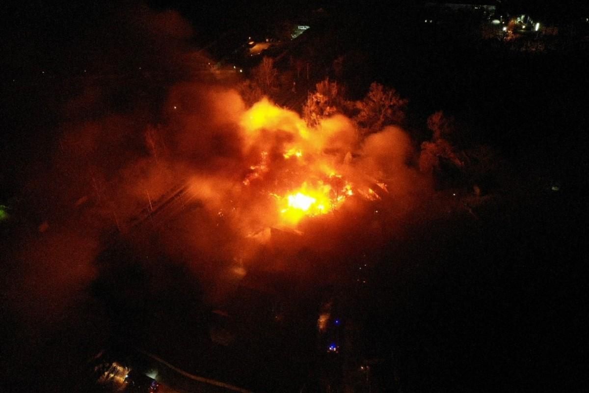 У Києві сталася масштабна пожежа в приватному секторі – згоріли  три будинки (фото, відео)