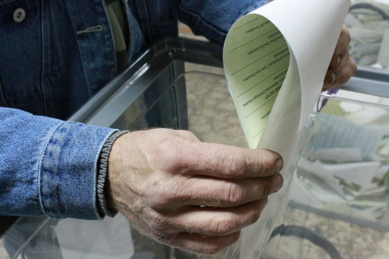 У Києві знову ажіотаж через зміну місця голосування: фото, відео У Києві знову ажіотаж через зміну місця голосування: фото, відео