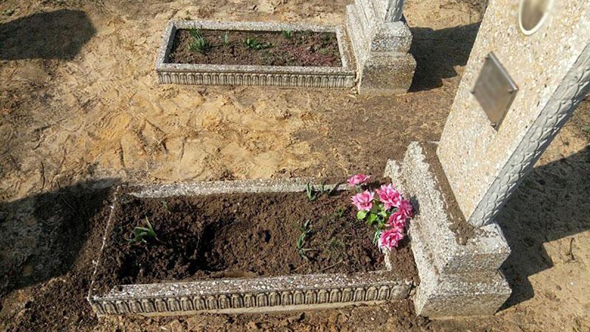 Вибух пролунав на кладовищі на Донбасі: у поліції заявили про теракт 