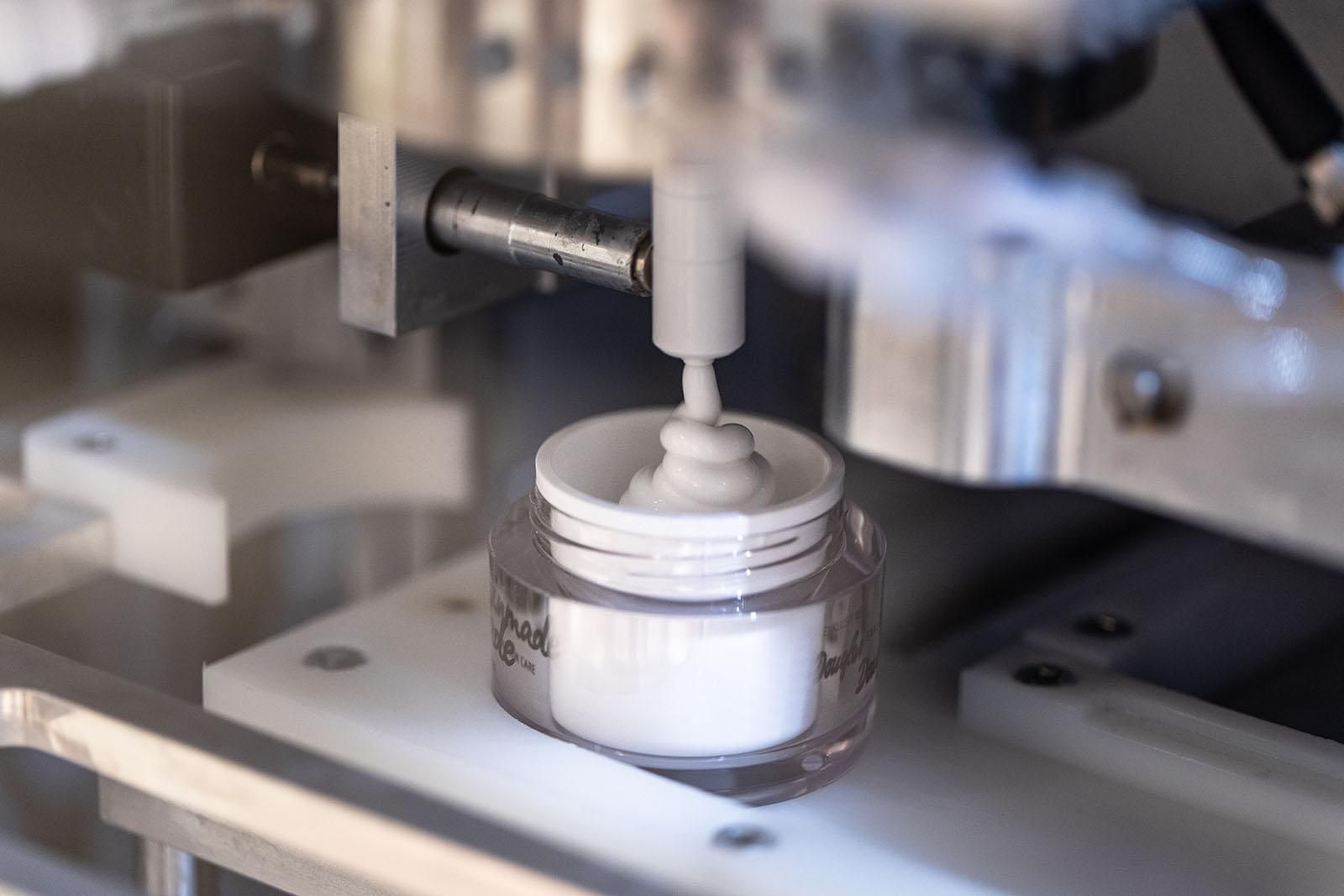 Автомат виготовляє ідеальний крем для обличчя: що про нього відомо Автомат виготовляє ідеальний крем для обличчя: що про нього відомо