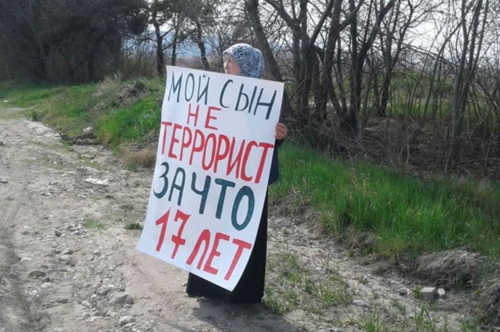 В Криму затримали за одиночний пікет матір незаконно ув'язненого кримського татарина В Криму затримали за одиночний пікет матір незаконно ув'язненого кримського татарина