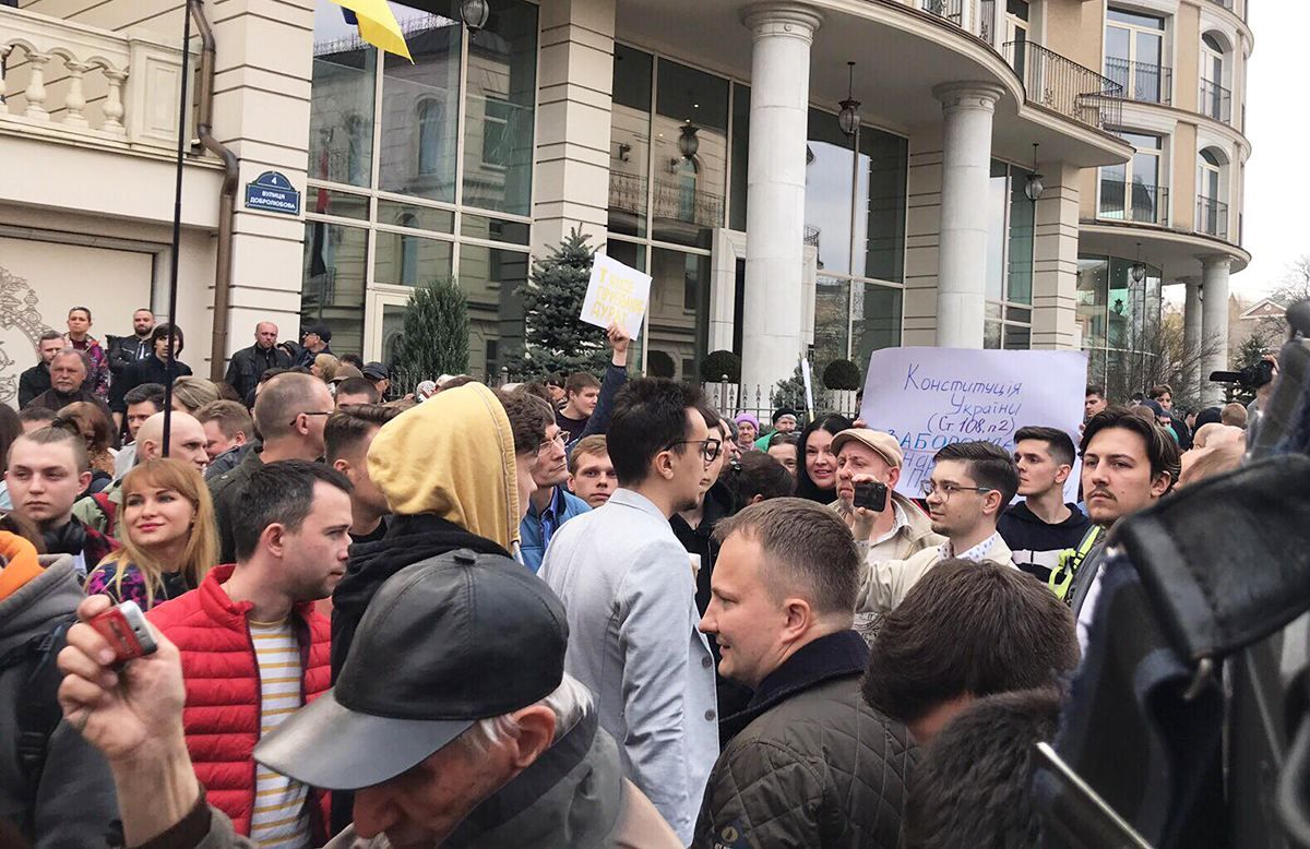 Біля офісу Зеленського влаштували мітинг пенсіонерів та студентів: виникла сутичка