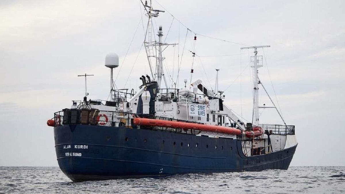 В Европе обеспокоены судном с голодными мигрантами на борту