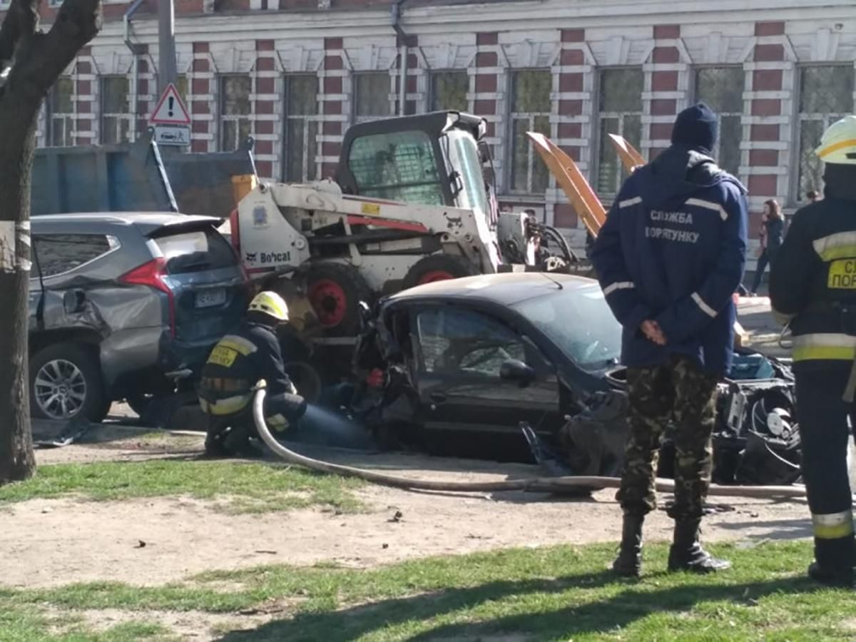 У Дніпрі некерована вантажівка знесла 8 автомобілів: з'явились фото з місця аварії У Дніпрі некерована вантажівка знесла 8 автомобілів: з'явились фото з місця аварії