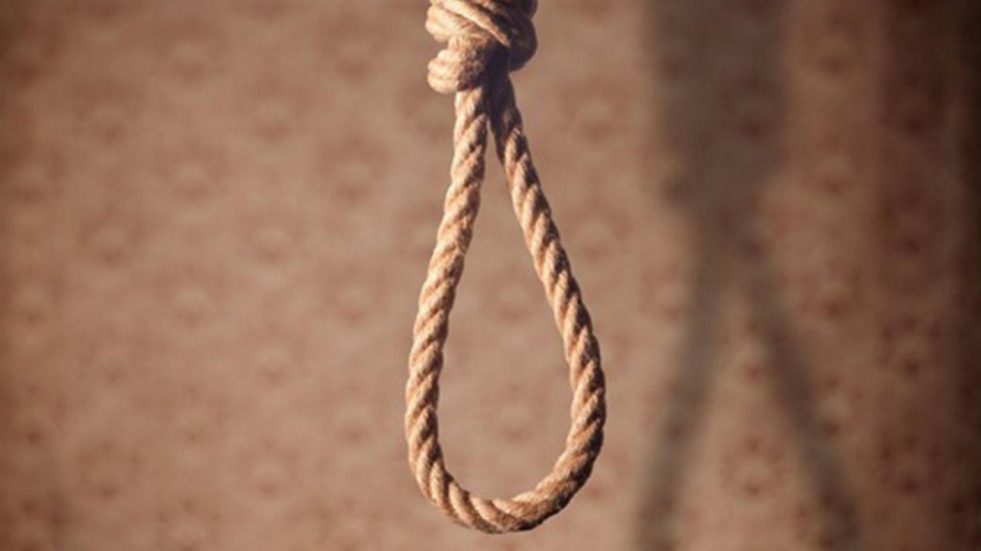 В Киеве повесился юноша: его нашла мама В Киеве повесился юноша: его нашла мама