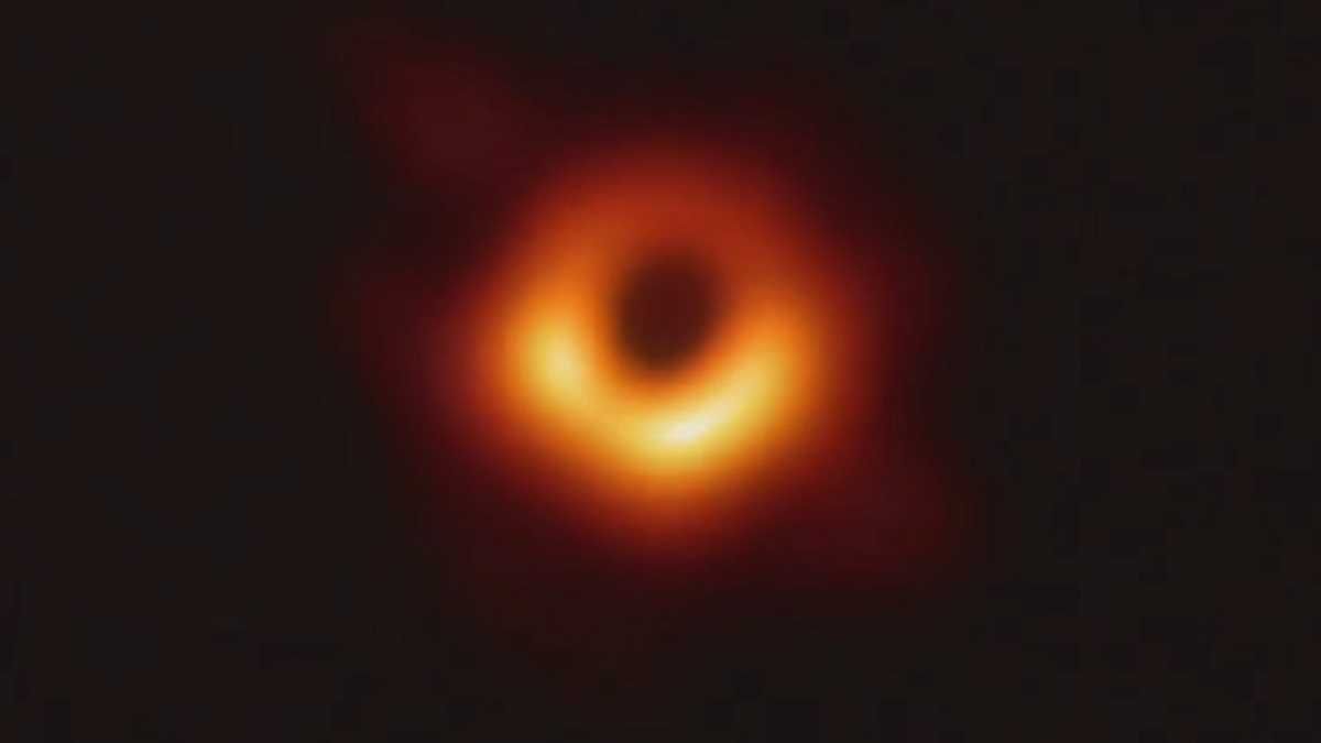 Як виглядає чорна діра - відео
