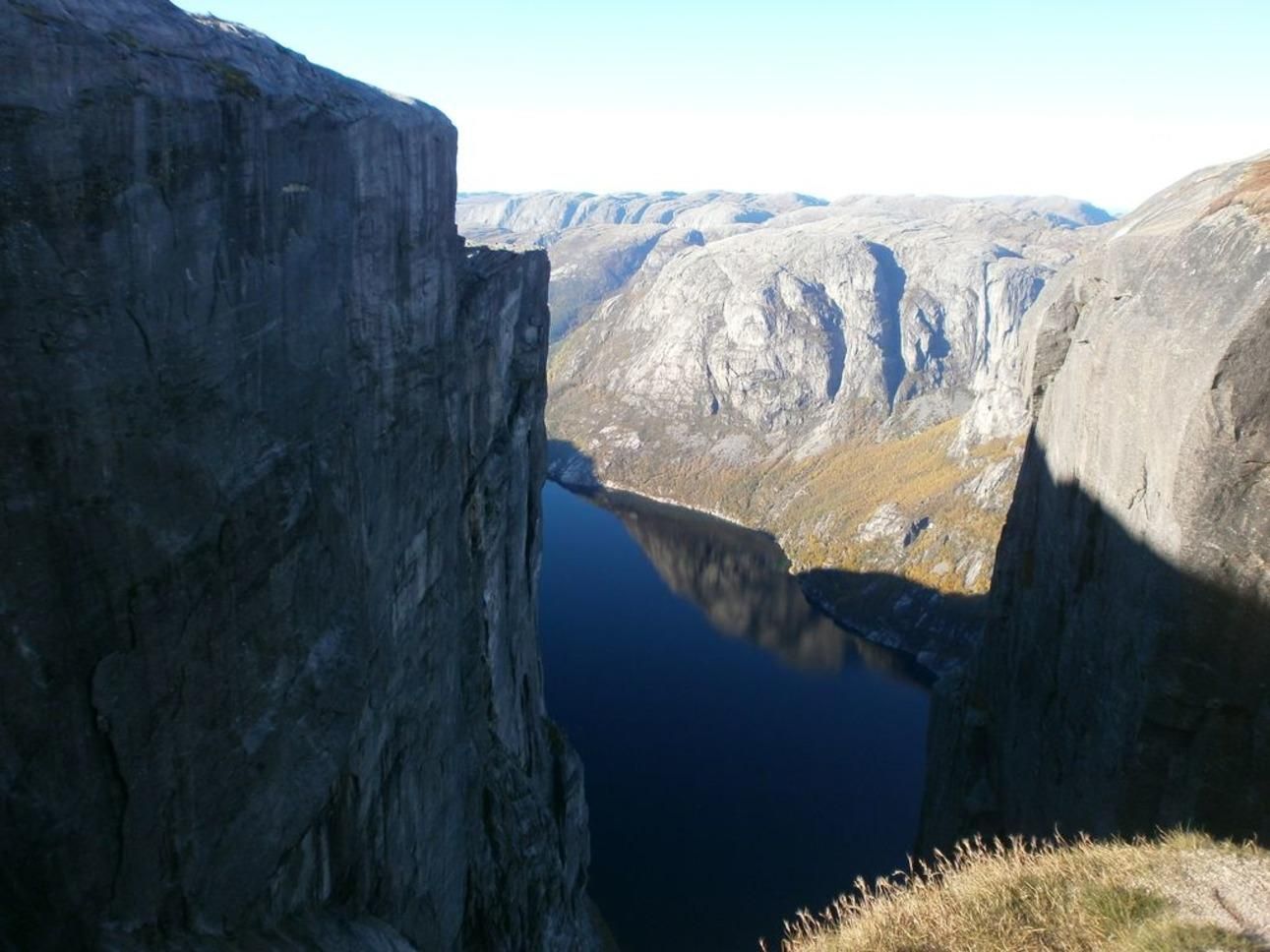 В Норвегии мужчина прошел по канату над пропастью: впечатляющее видео