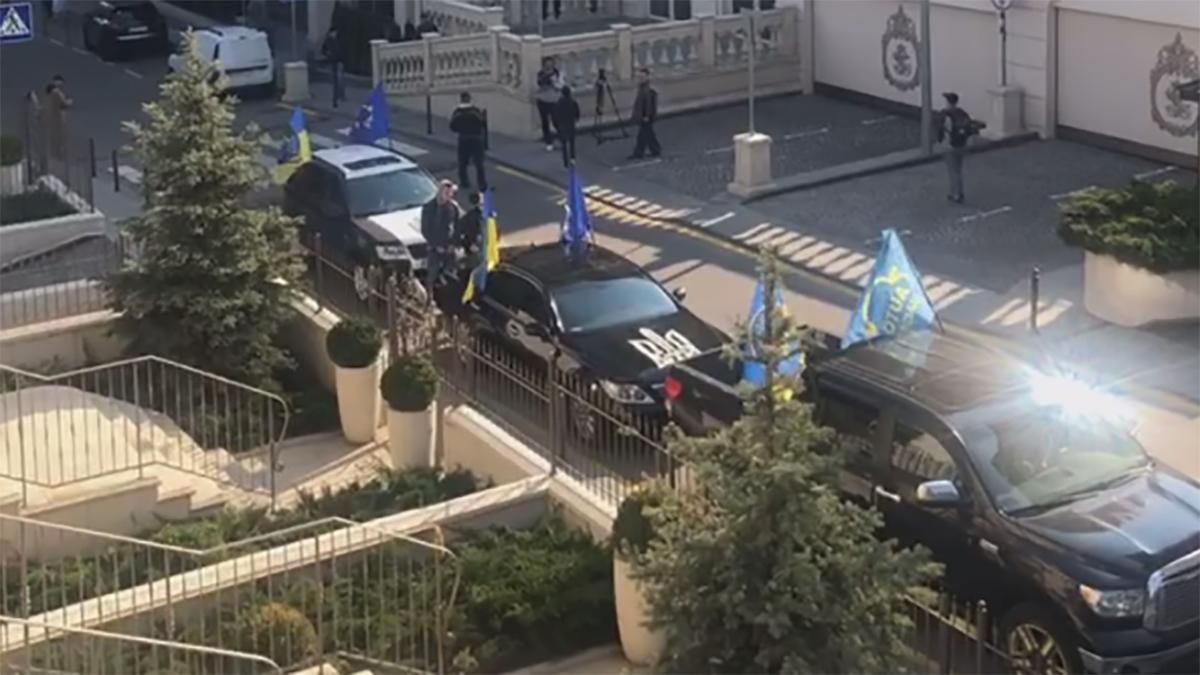 Під офіс Зеленського приїхав нібито Автомайдан (оновлено) Під офіс Зеленського приїхав нібито Автомайдан (оновлено)