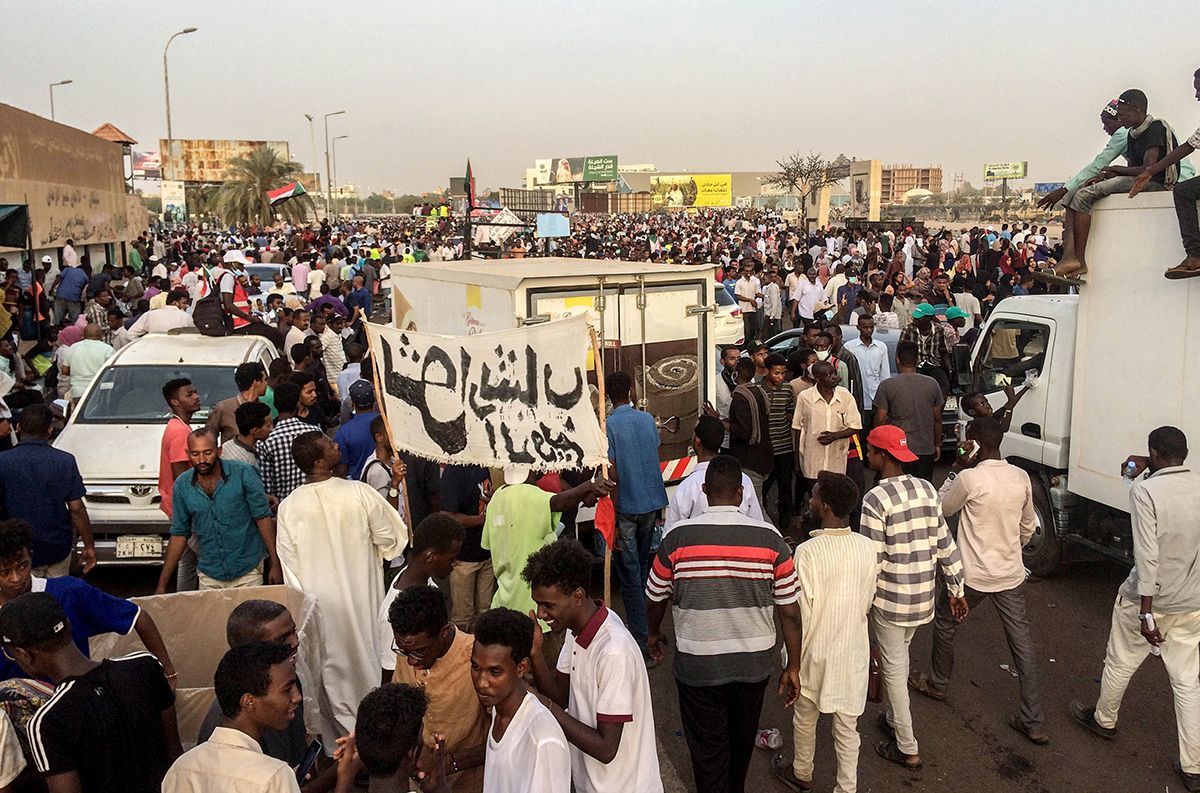 Военный переворот в Судане - президент Омар аль-Башир ушел в отставку