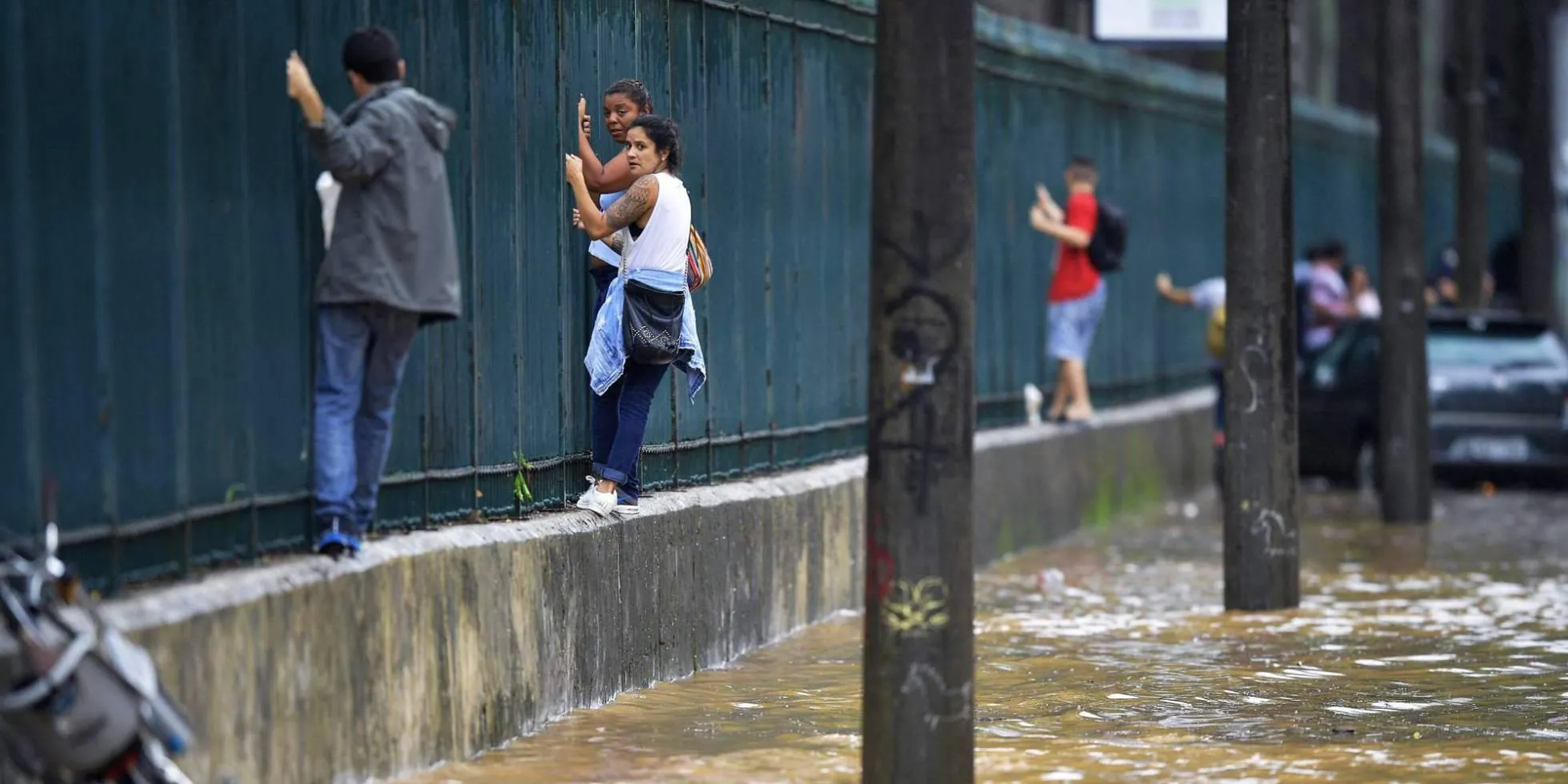 Был сильный ливень. Потоп в Рио де Жанейро. Самый сильный дождь в мире. Дождевые наводнения. Самый сильный ливень.