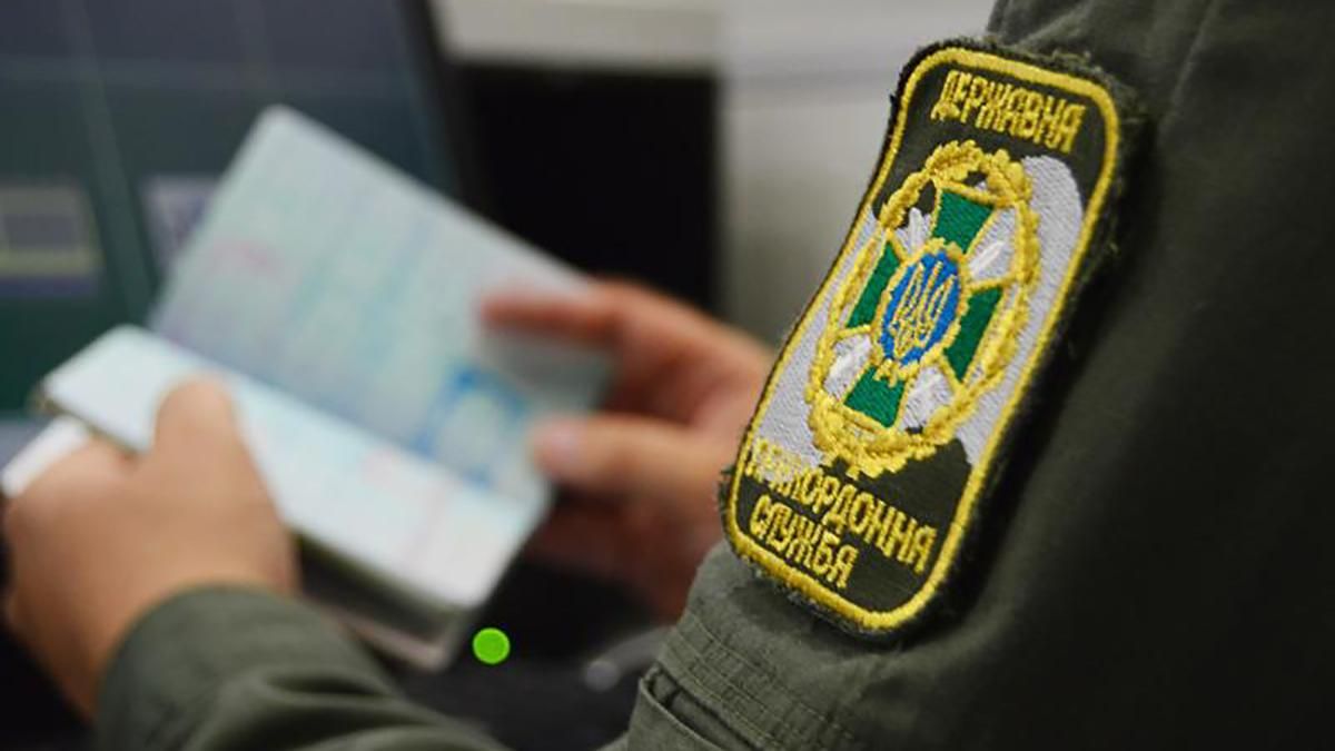 Двоє росіян попросили політичного притулку в Україні, бо їх переслідують: відео Двоє росіян попросили політичного притулку в Україні, бо їх переслідують: відео