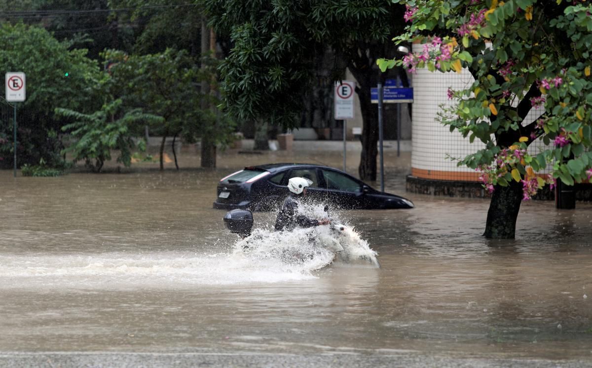Мощные ливни вызвали наводнение в Бразилии: шокирующие фото и видео