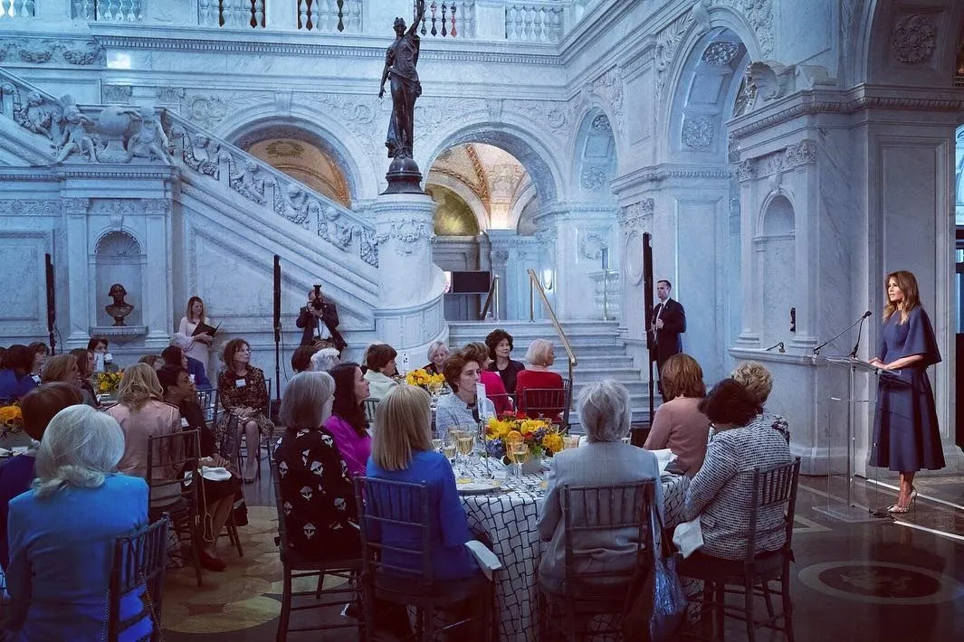 Меланія Трамп на офіційній зустрічі Меланія Трамп на офіційній зустрічі