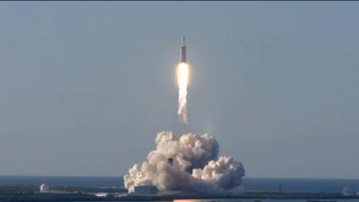 SpaceX успішно здійснила перший комерційний запуск Falcon Heavy: фото, відео