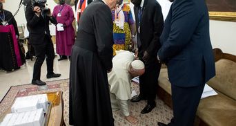 Папа Франциск поцілував ноги лідерам Південного Судану, аби ті зберегли мир: фото та відео