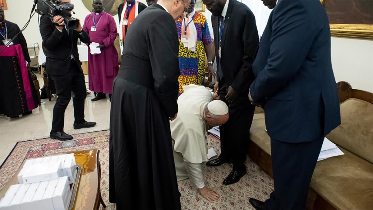 Папа Франциск поцілував ноги лідерам Південного Судану, аби ті зберегли мир: фото та відео