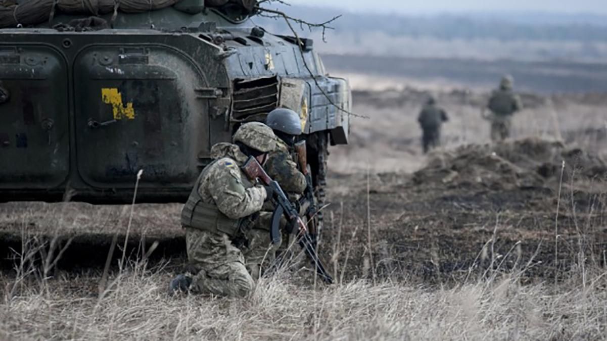 Українські захисники знищили двох окупантів та ворожу БМП на Донбасі