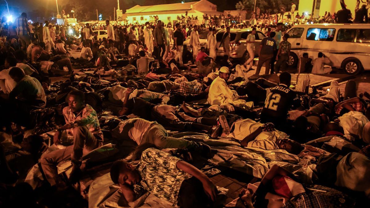 У людей стріляли під час сидячого протесту після перевороту у Судані: є загиблі та поранені