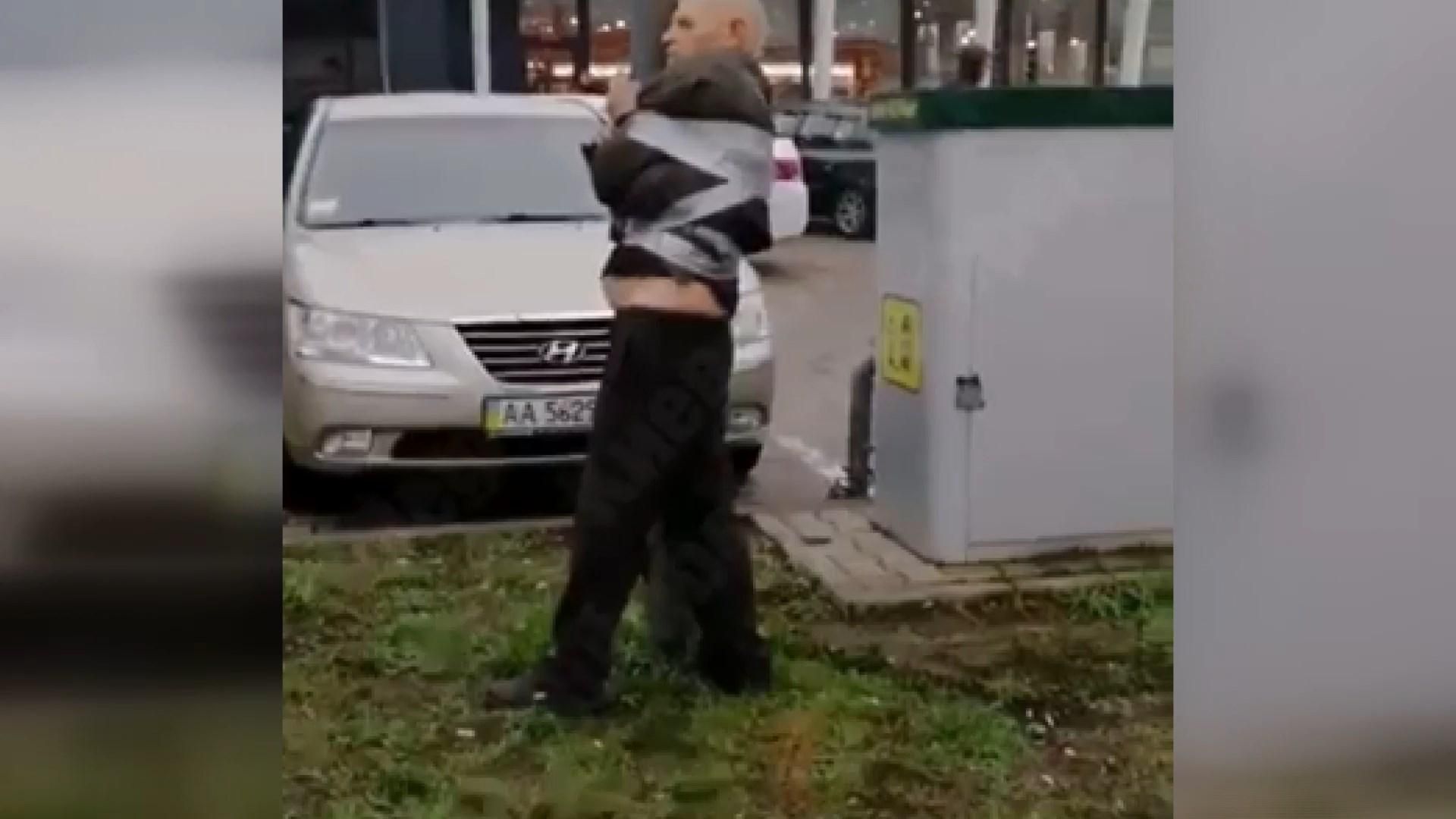 В Киеве виновника ДТП примотали скотчем к столбу, чтобы тот не убежал: видео