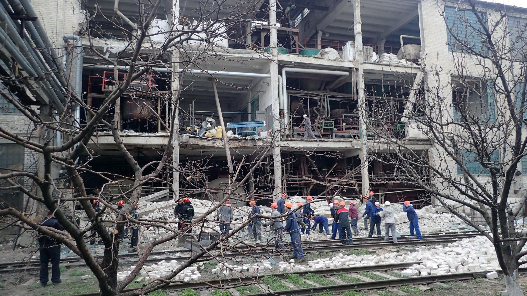 На заводі у Лисичанську прогримів вибух, загинула жінка: фото