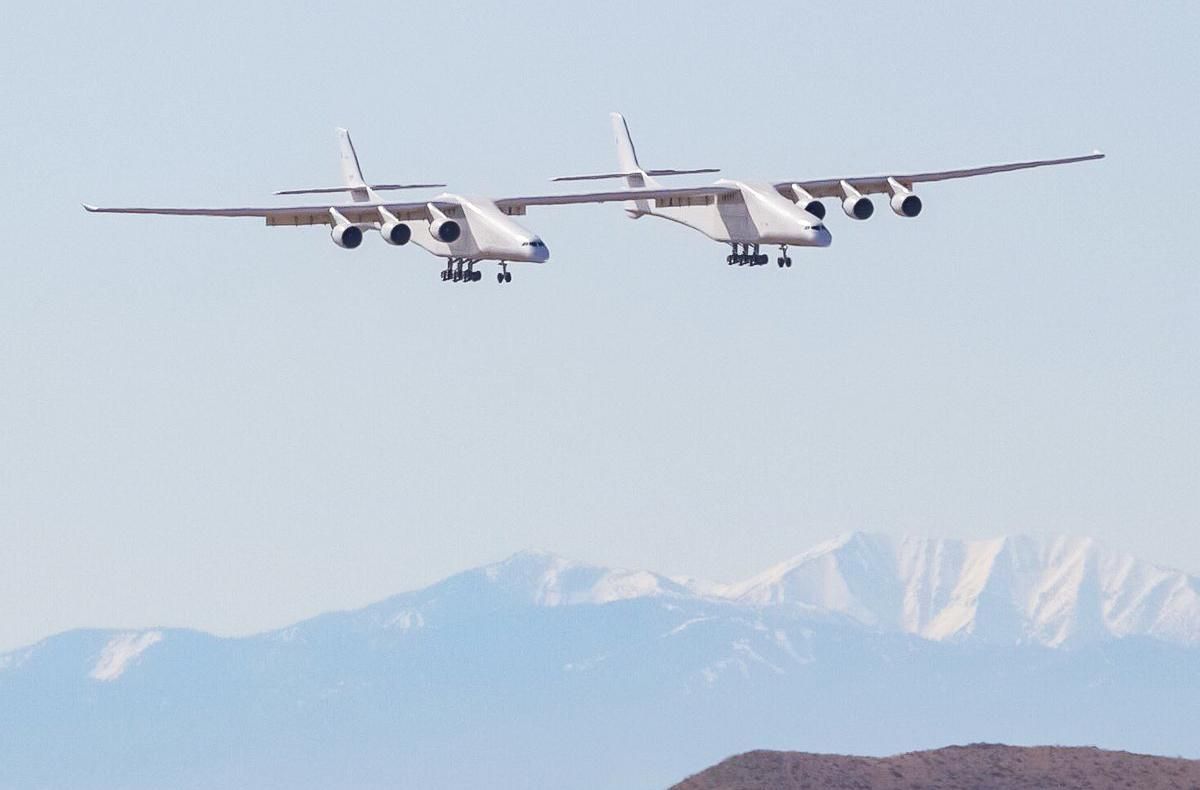 Найбільший літак у світі виконав перший політ у США: фото і відео Найбільший літак у світі виконав перший політ у США: фото і відео