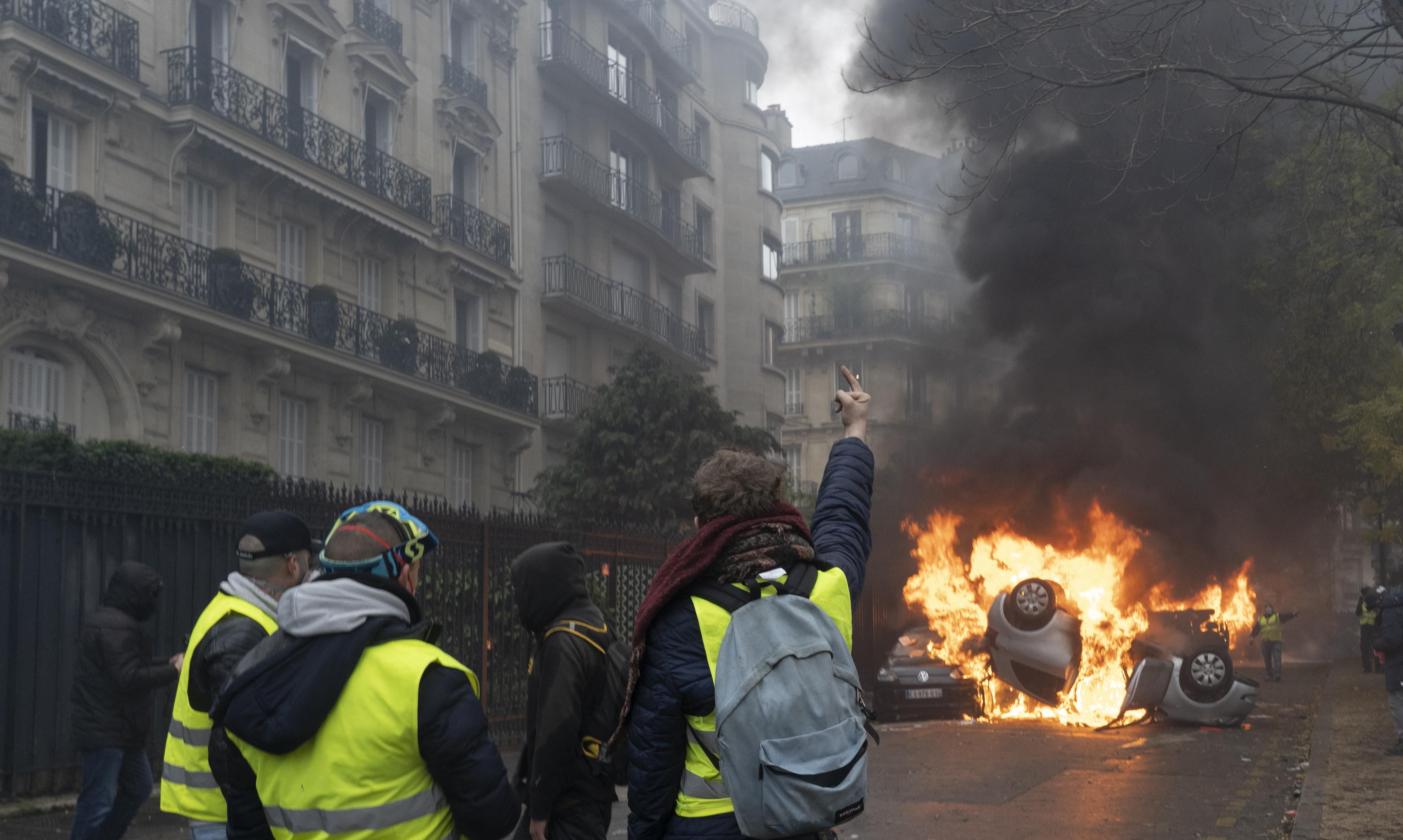 Массовые беспорядки и много задержанных: очередные протесты "желтых жилетов" во Франции