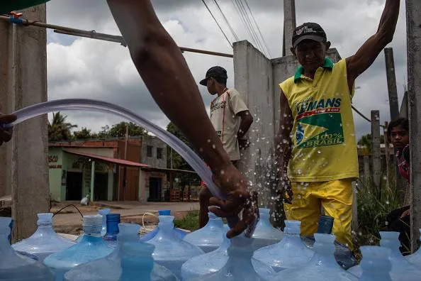 У Венесуелі немає води, її доставляють цистернами
