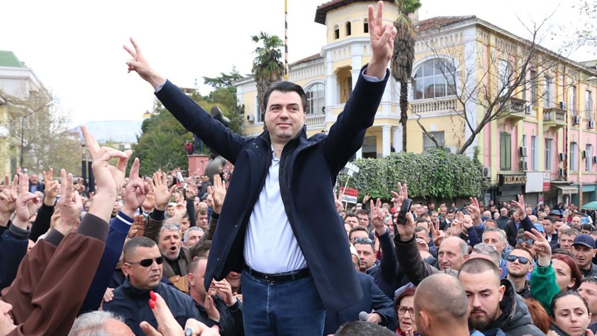 Протестующие штурмом попытались взять парламент в Албании Протестующие штурмом попытались взять парламент в Албании