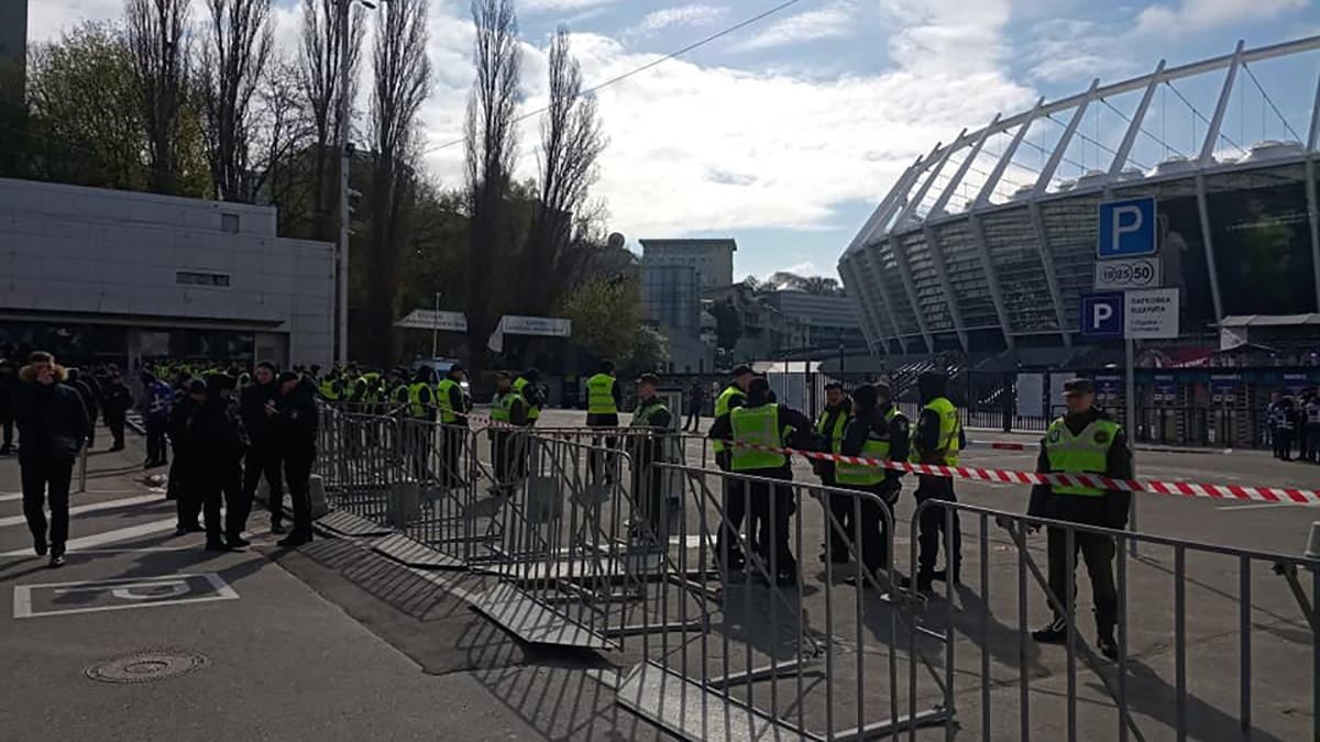 На "Олімпійському" готуються до дебатів Порошенка – Зеленського: фото зі стадіону
