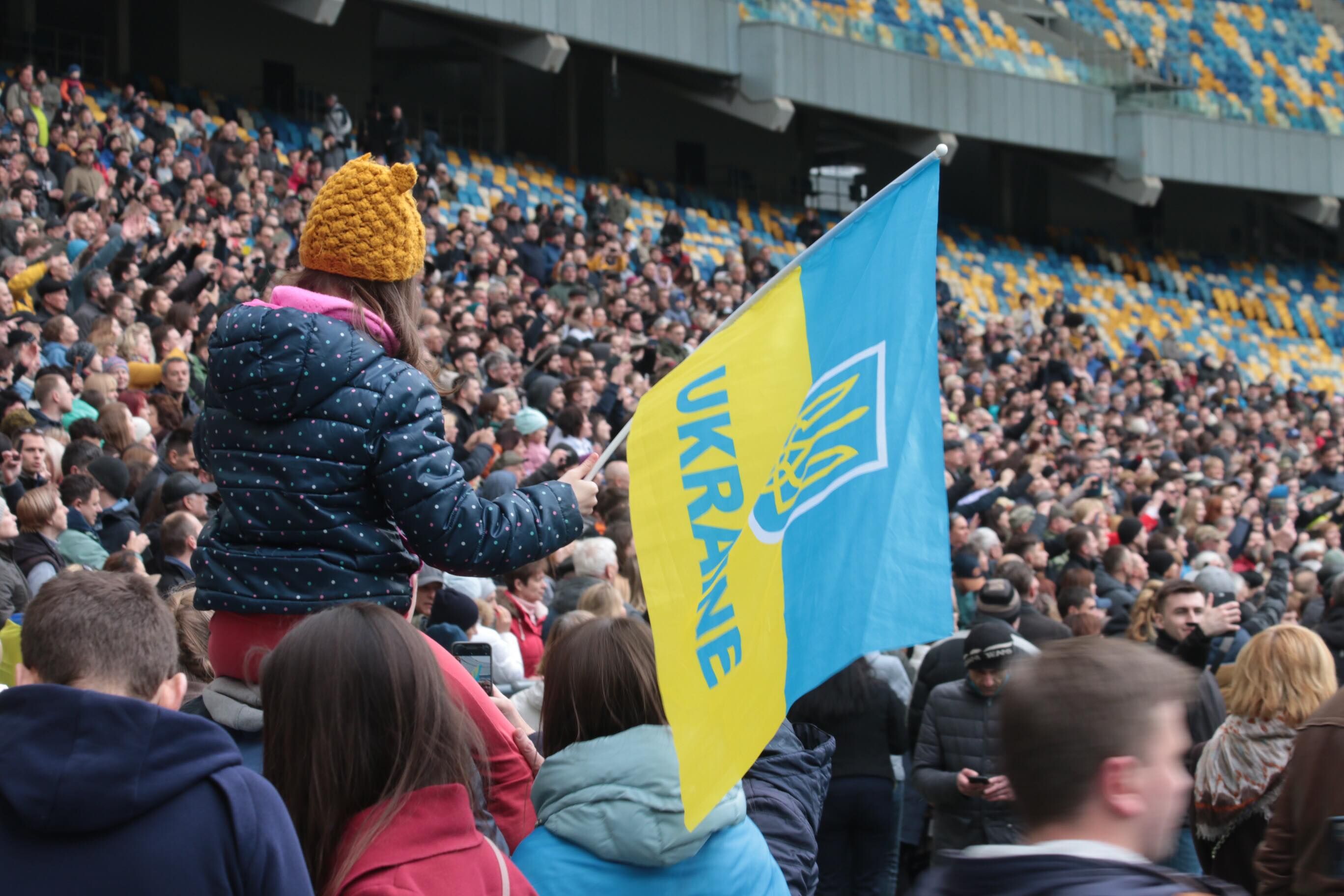 Стадион так стадион: Порошенко пригласил людей на трибуны "Олимпийского" – фото Стадион так стадион: Порошенко пригласил людей на трибуны "Олимпийского" – фото