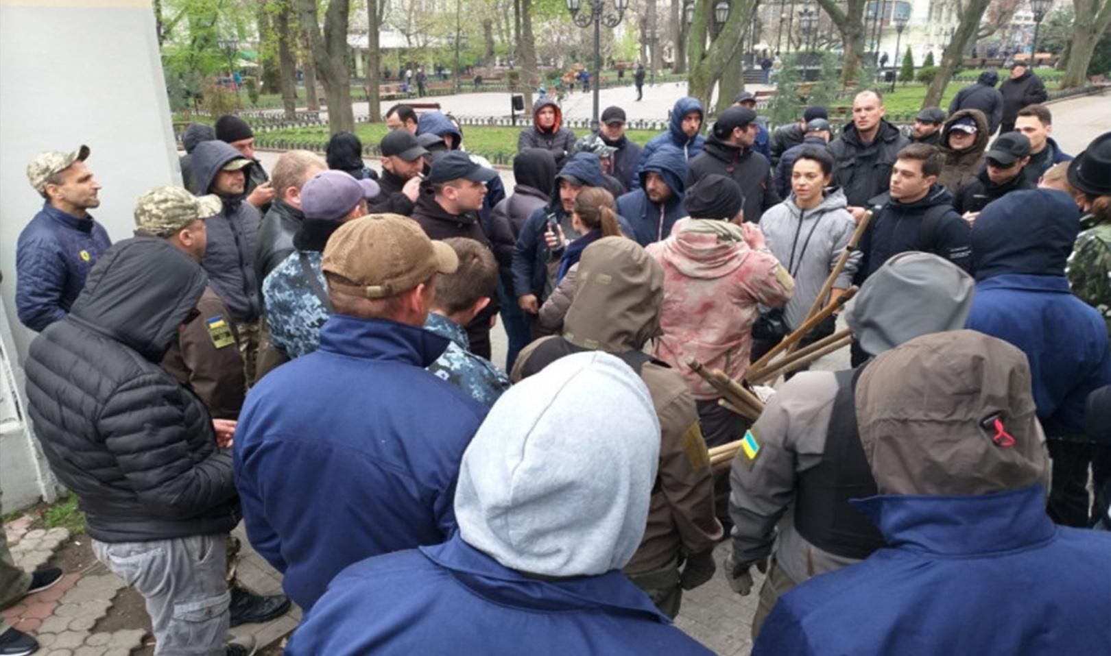 В Одесі активістам заблокували вхід у Літній театр: відео