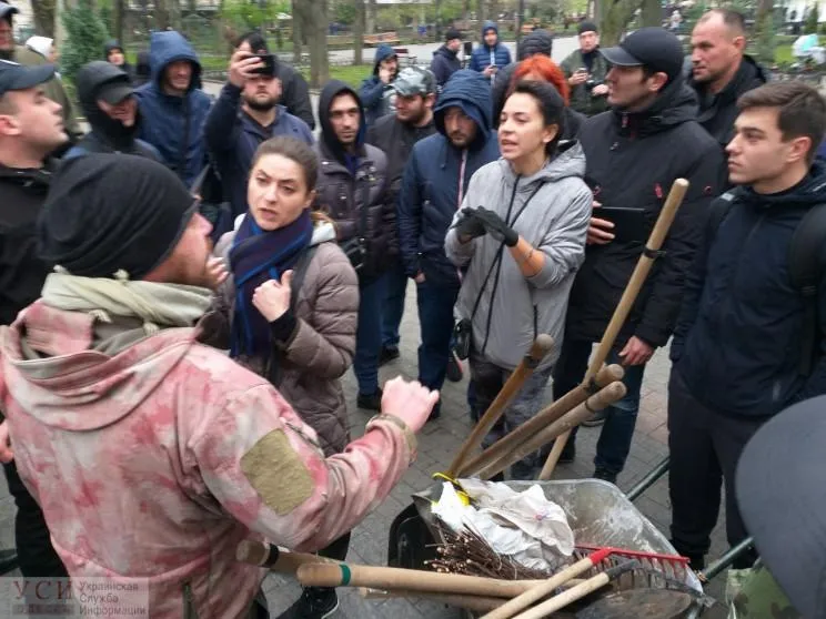 Чоловіки не пускали активістів, щоб прибрати літній майданчик