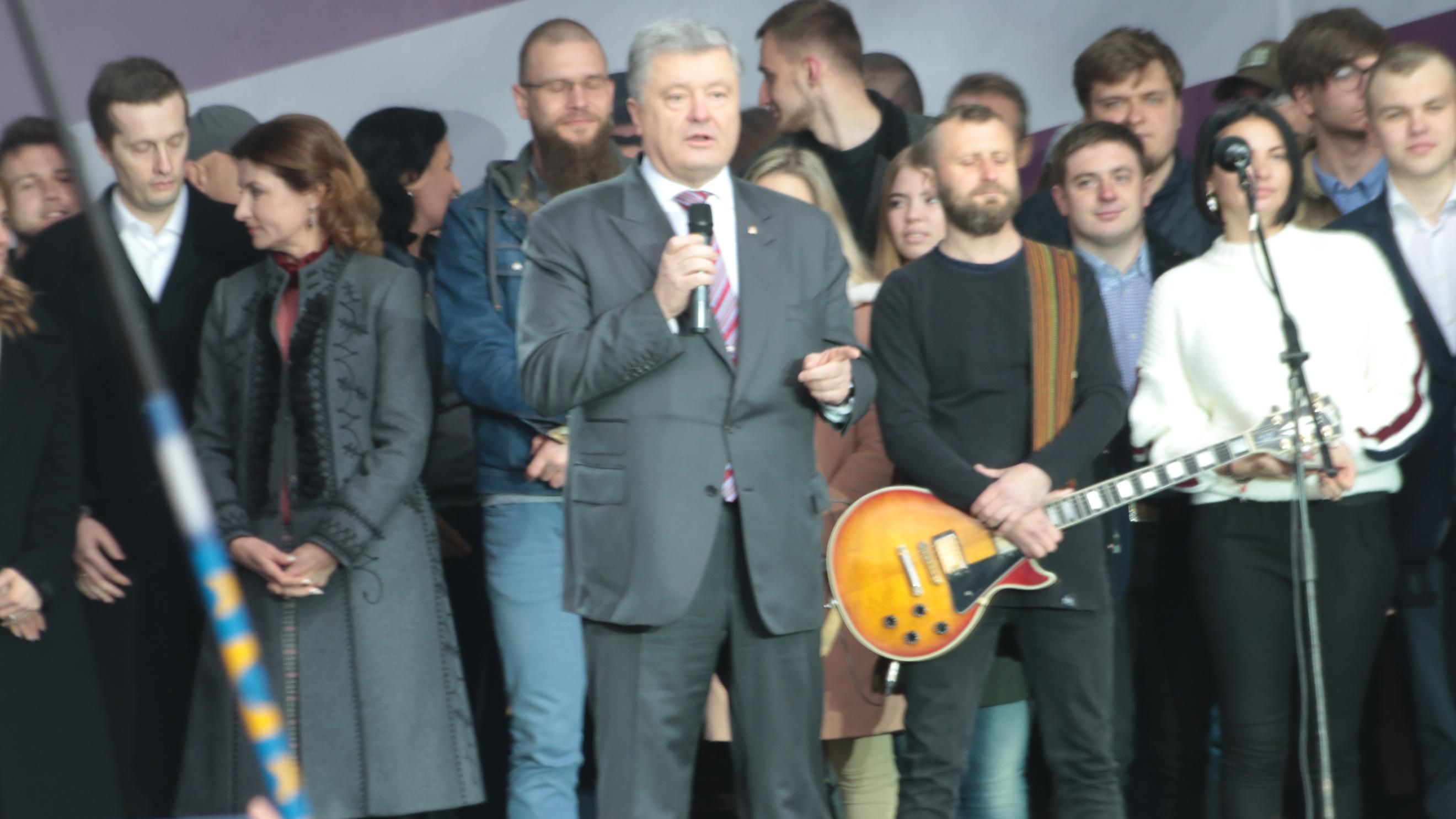 Театр одного актора: Порошенко не стримував емоцій за відсутності Зеленського Театр одного актора: Порошенко не стримував емоцій за відсутності Зеленського