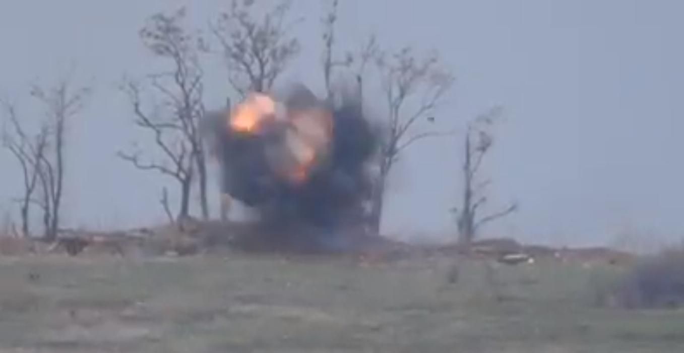 Опять "страйк": в сети показали эффектное видео уничтожения позиции боевиков на Донбассе Опять "страйк": в сети показали эффектное видео уничтожения позиции боевиков на Донбассе