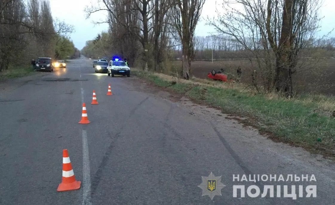 Водій не впорався з керуванням і машина вилетіла у кювет