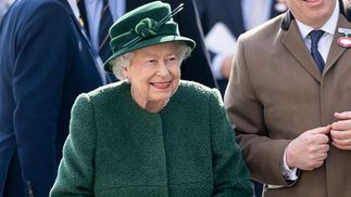 Єлизавета ІІ засвітила новий яскравий образ на кінних перегонах: фото 