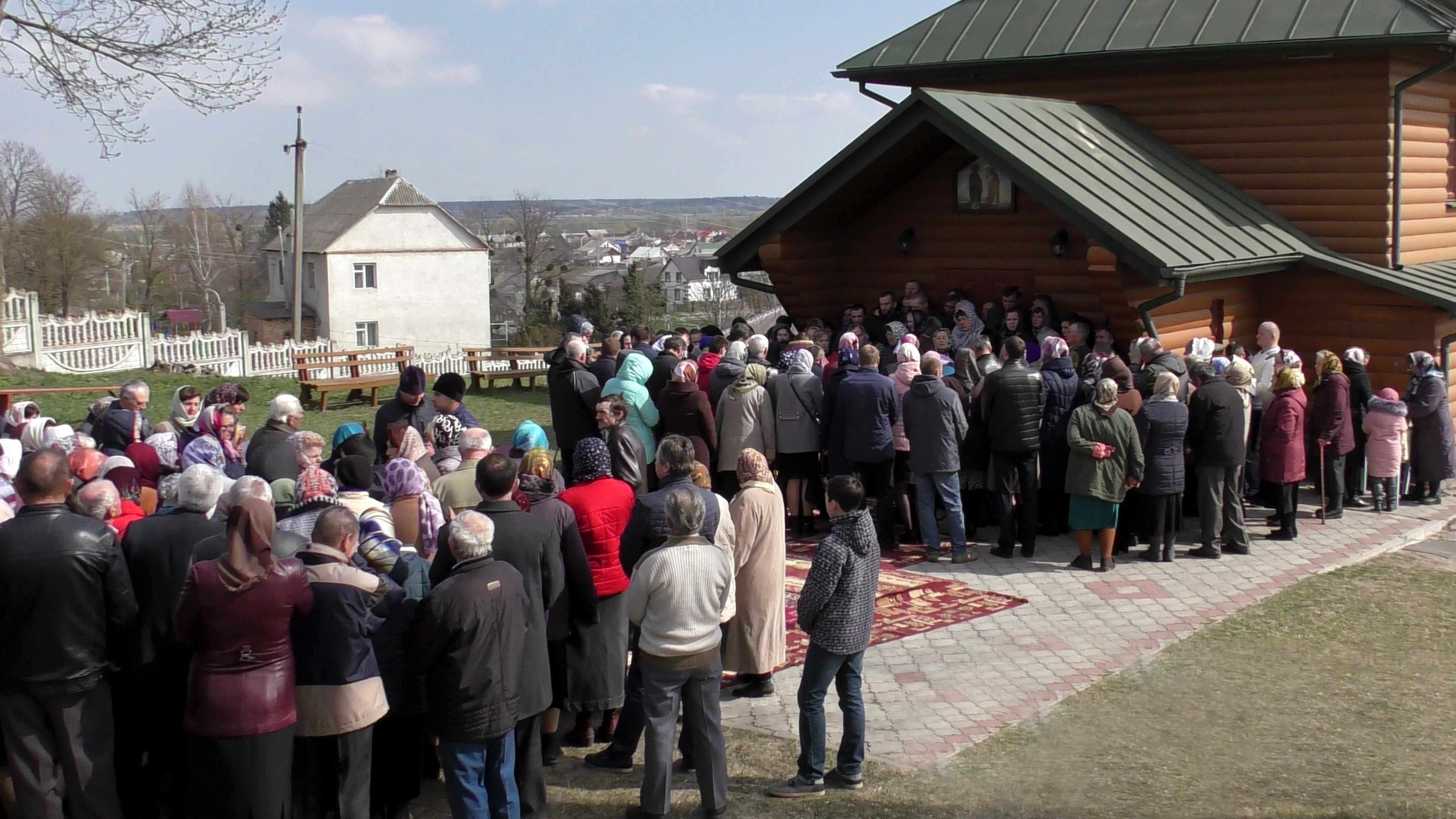 Полиция, "скорая" и "антихристы": верующие ПЦУ и УПЦ МП подрались за церковь на Ровненщине Полиция, "скорая" и "антихристы": верующие ПЦУ и УПЦ МП подрались за церковь на Ровненщине